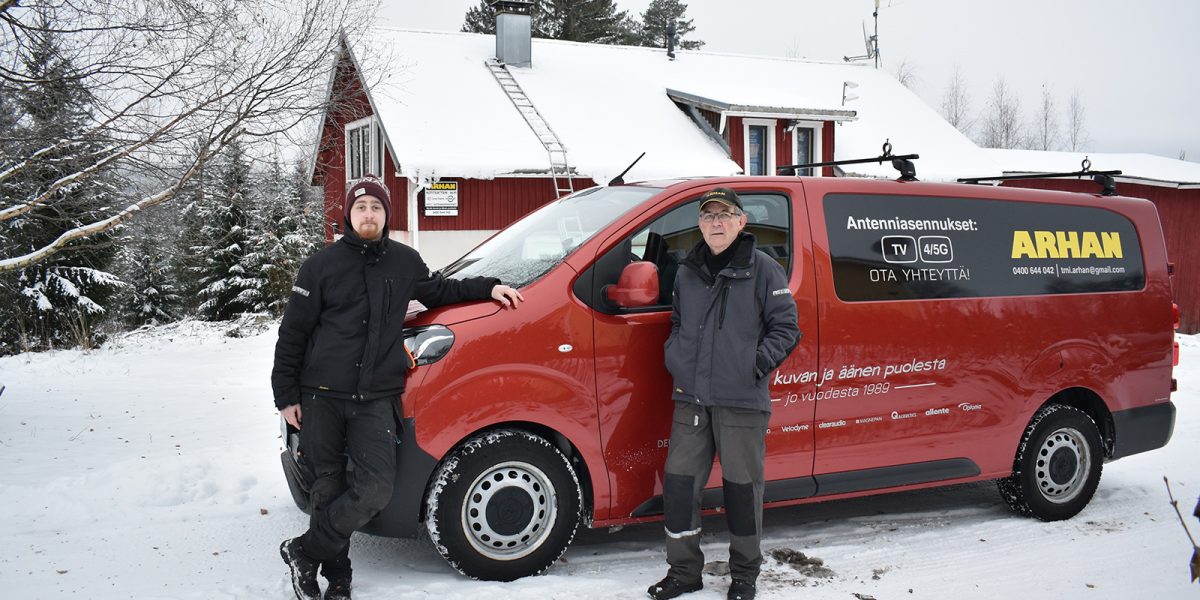 Arhan avoin yhtiö – asennusauto talvimaisemassa
