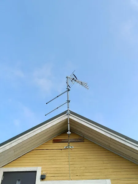 Omakotialon antennityö, jossa tv sekä nettiantennit asennettu samaan mastoon.